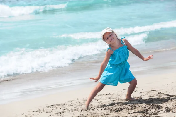 Niña haciendo ejercicios de yoga en la playa de mar —  Fotos de Stock