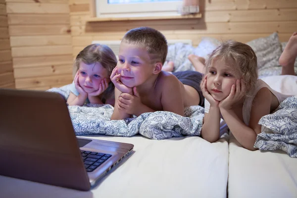 Kinder schauen auf Laptop — Stockfoto