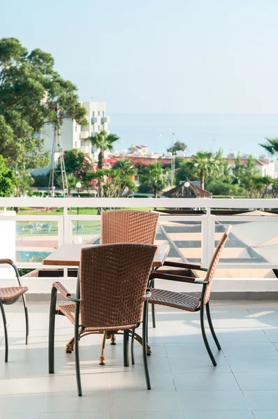 Cadeiras e mesa no quintal do hotel de luxo — Fotografia de Stock