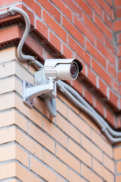 Cámara de videovigilancia en la pared de ladrillo — Foto de Stock