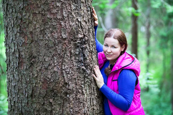 Donna che abbraccia un albero nella foresta — Foto Stock