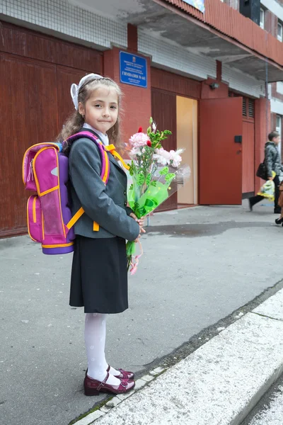 Μικρή μαθήτρια πορτρέτο κοντά σε σχολείο της — Φωτογραφία Αρχείου