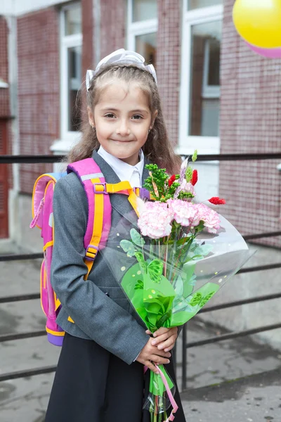 Portret małego uczennica w pobliżu jej szkole — Zdjęcie stockowe