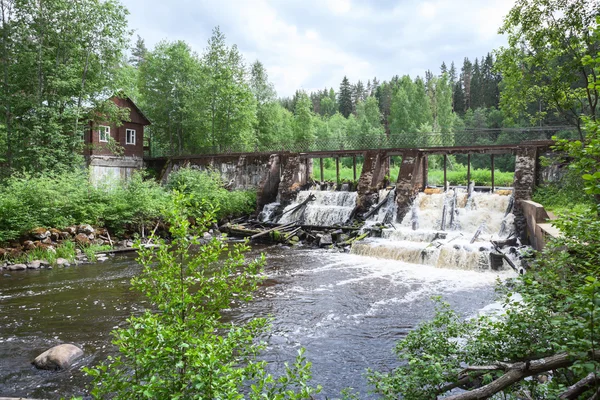 Fluss mit kleinem Damm und Brücke im Wald — Stockfoto