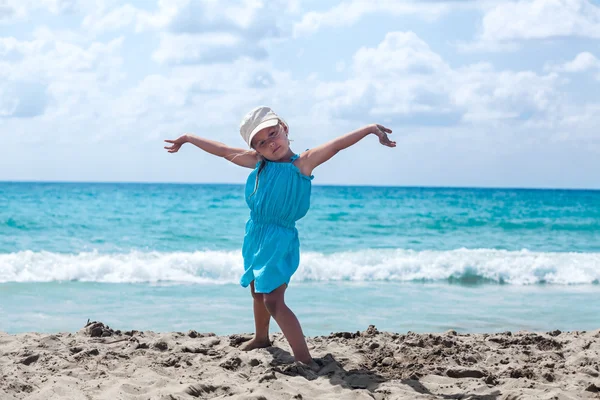 Klein meisje op zee strand — Stockfoto