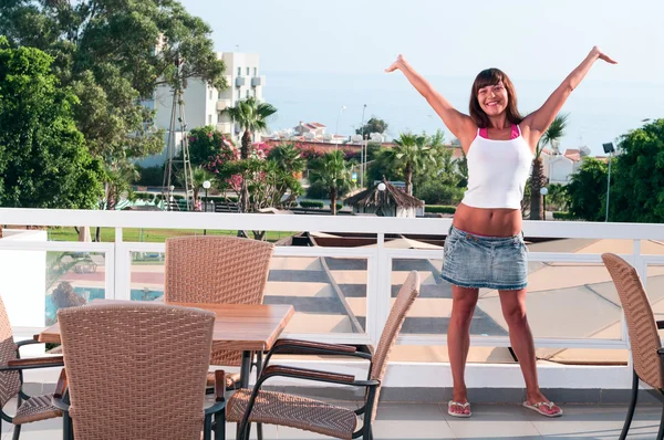 Jovem mulher bonita na piscina exterior — Fotografia de Stock