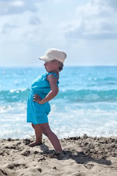 Kleines Mädchen praktiziert Yoga am Meeresstrand — Stockfoto