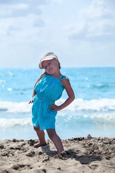 Κοριτσάκι την πρακτική της γιόγκα στην παραλία θάλασσας στο μπλε φόρεμα — Φωτογραφία Αρχείου
