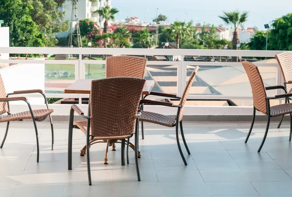 Стільці та стіл на подвір'ї розкішного готелю — стокове фото