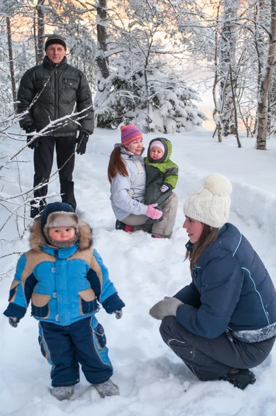 Familia en un paseo de invierno en el bosque —  Fotos de Stock