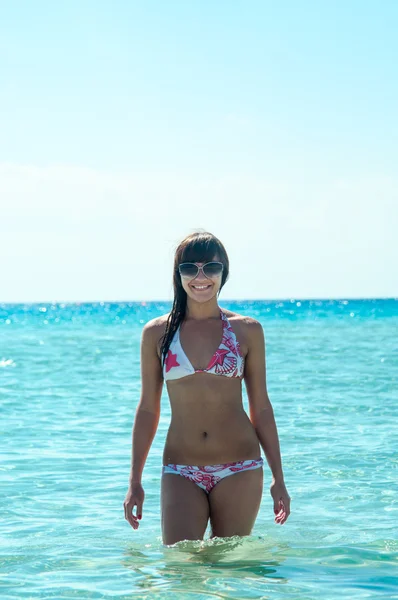 Femme debout dans l'eau — Photo