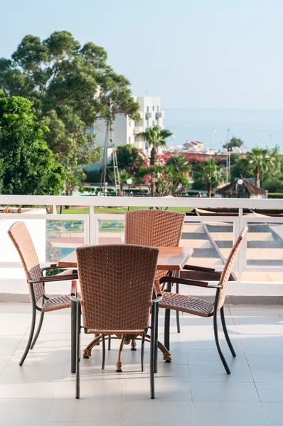 Sillas y mesa en el patio del hotel de lujo — Foto de Stock