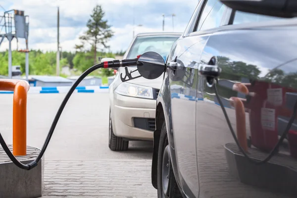 Nachfüllen des Autos — Stockfoto