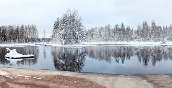 Niet bevroren winter lake — Stockfoto