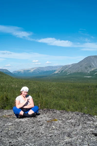 Femme au sommet de la montagne — Photo