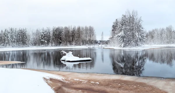 Ofrysta vintern lake — Stockfoto