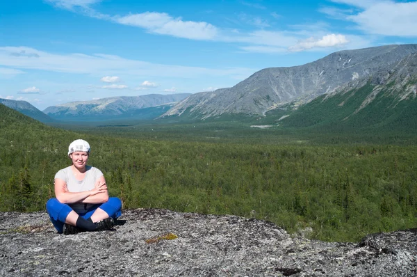 Woman sitting on mountain top — Stock Photo, Image