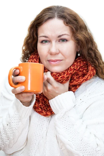 Vacker kvinna dricker varmt te — Stockfoto