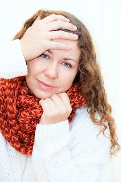 Mulher fria doente em um lenço vermelho e camisola — Stockfoto