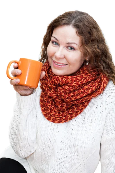 Schöne Frau mit einer Tasse in der Hand, isoliert auf weißem Hintergrund — Stockfoto