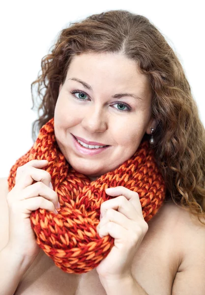 Приваблива молода жінка з шарфом на шиї — стокове фото