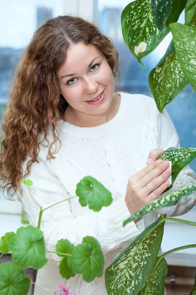 Жінка з рослиною вдома — стокове фото