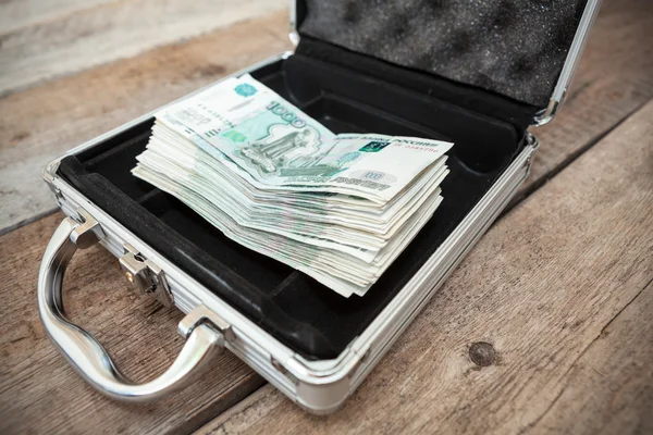 Dinheiro em dinheiro russo em ordem dentro da caixa de aço — Fotografia de Stock