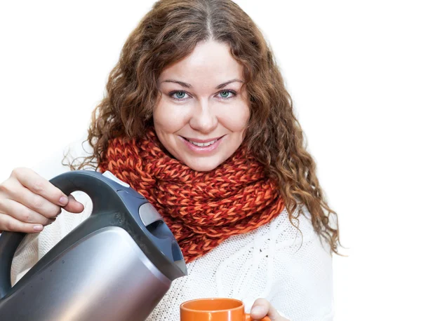 Schöne Frau mit einer Tasse in der Hand und Wasserkocher — Stockfoto