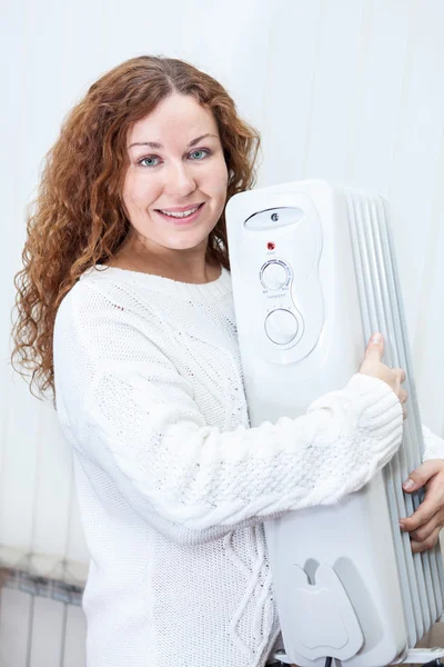 Vrouw bedrijf nieuwe kopen radiator — Stockfoto