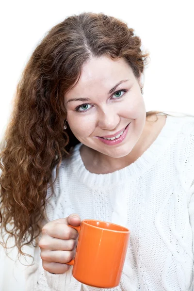 Belle femme avec une tasse à la main — Photo