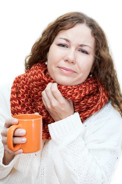 Ill mulher segurando uma caneca de chá — Fotografia de Stock