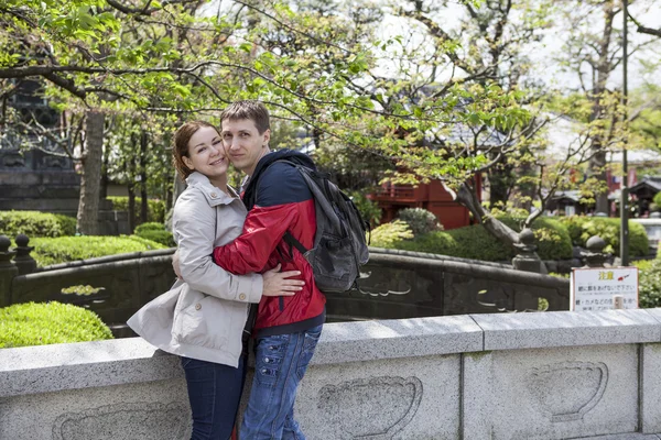 ? ouple Sensoji bahçesinde — Stok fotoğraf