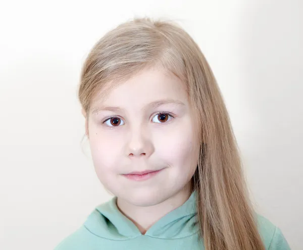 Menina com cabelo loiro longo, horizontal — Fotografia de Stock