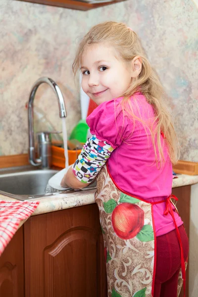 Malá holčička v kuchyni — Stock fotografie