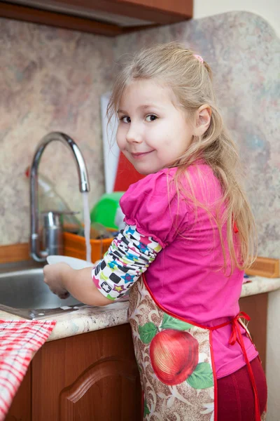 Girl washing dishes — Stock Photo, Image