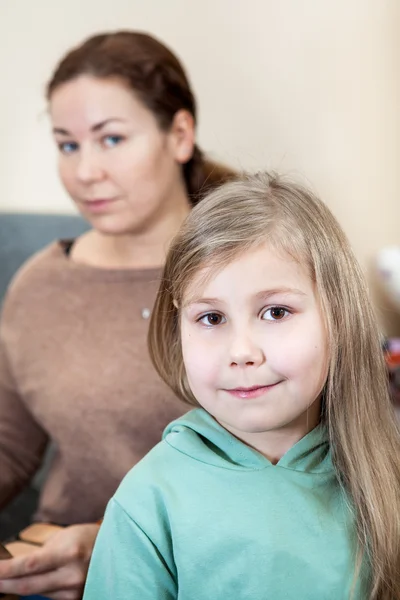 Dochter met moeder in binnenlandse kamer — Stockfoto