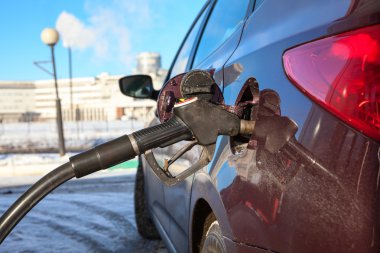 Benzin istasyonunda yakıt ikmali.