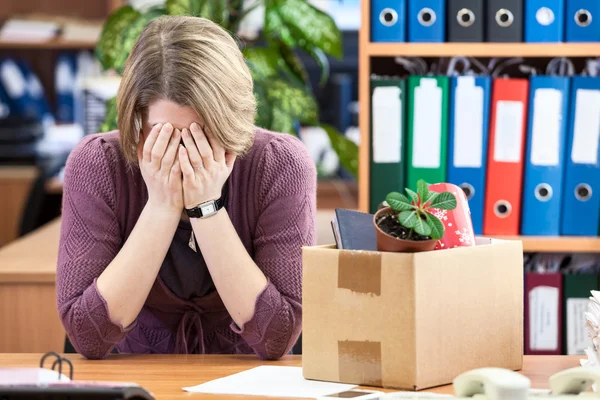 Ontslag vrouw op de werkplek — Stockfoto