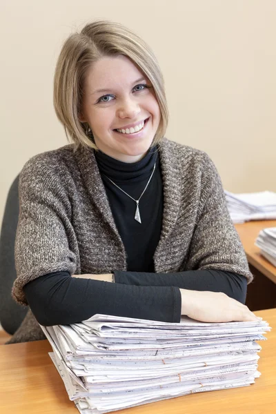 Wesoły kobieta stos dokumentów papierowych w biurze — Zdjęcie stockowe