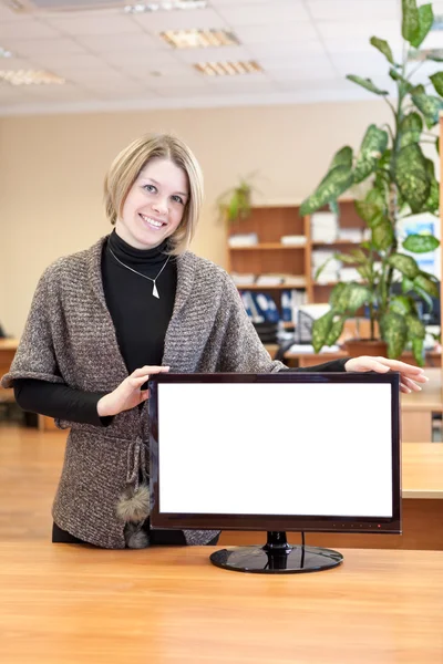 Employé de bureau se trouve à côté d'un moniteur écran blanc blanc —  Fotos de Stock