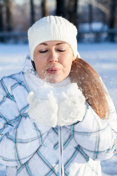 Ładna kobieta w zimowe ubrania — Zdjęcie stockowe