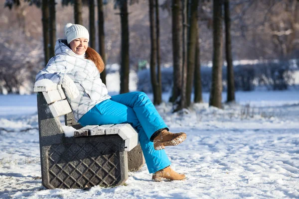 冬の服のきれいな女性 — ストック写真
