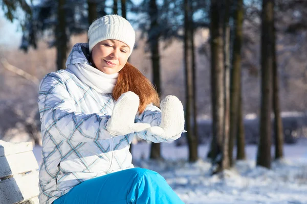 Bella donna in vestiti invernali — Foto Stock