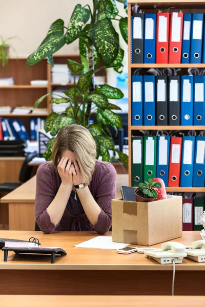 Licenciement femme sur le lieu de travail — Photo