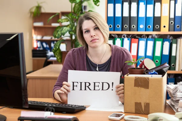 Mulher despedida no local de trabalho — Fotografia de Stock