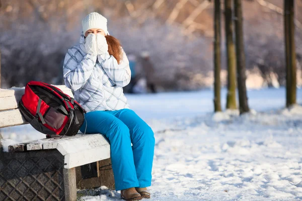 Giovane donna con zaino nel parco invernale — Foto Stock