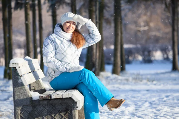 Mujer bonita en ropa de invierno —  Fotos de Stock