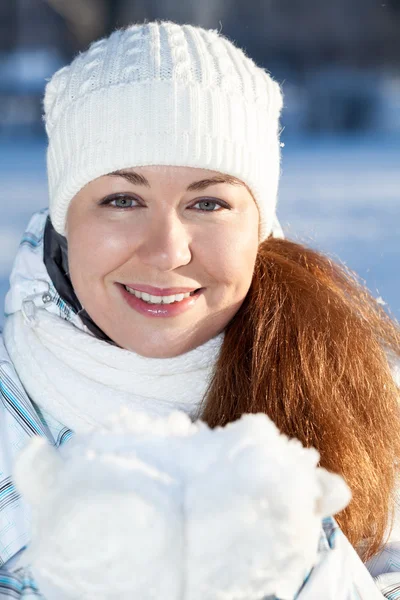 Attrayant femme en vêtements d'hiver — Photo