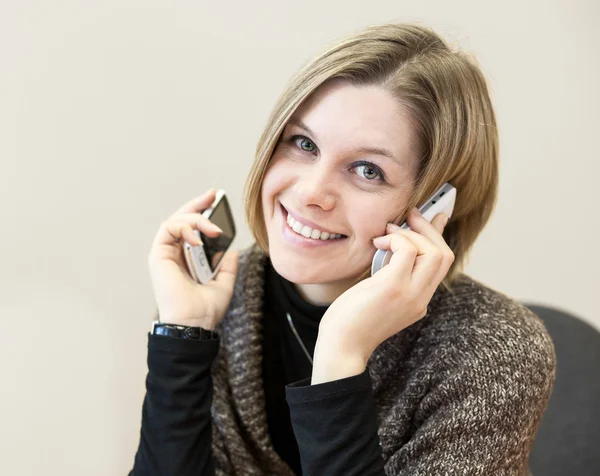 Businesswoman with two smartphones — Stock Photo, Image