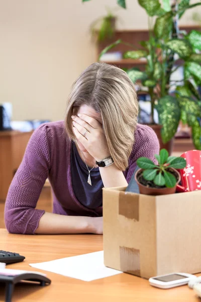 Uppsägning kvinnan på arbetsplatsen — Stockfoto